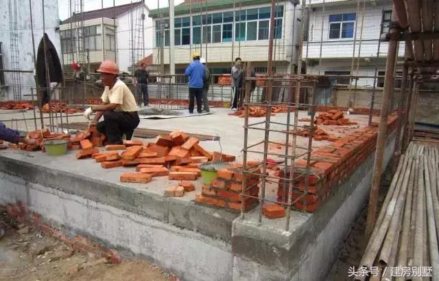 江蘇美女回娘家干了件動靜不小的事兒，鄰村的都跑來看熱鬧