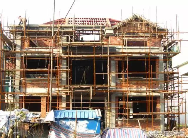 江蘇美女回娘家干了件動靜不小的事兒，鄰村的都跑來看熱鬧