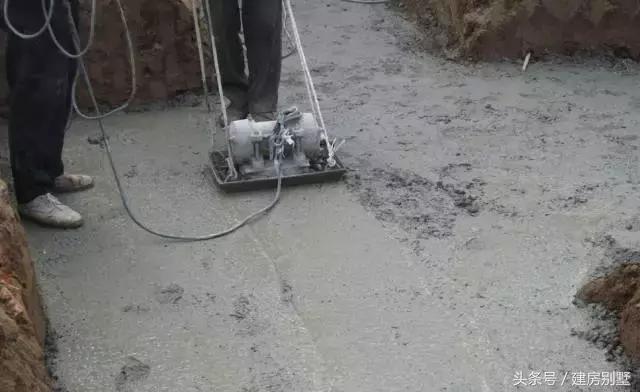 江蘇美女回娘家干了件動靜不小的事兒，鄰村的都跑來看熱鬧