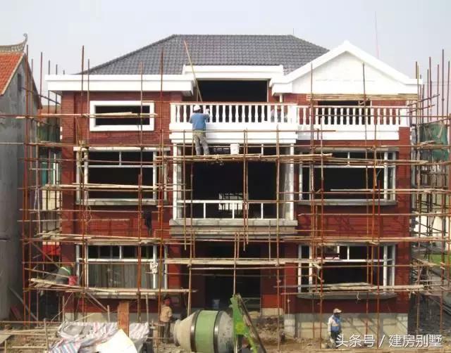 江蘇美女回娘家干了件動靜不小的事兒，鄰村的都跑來看熱鬧