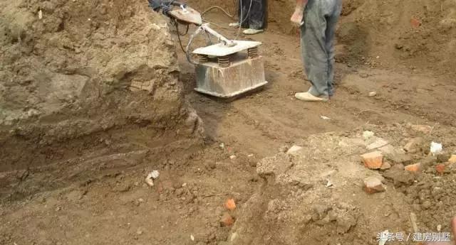 江蘇美女回娘家干了件動靜不小的事兒，鄰村的都跑來看熱鬧