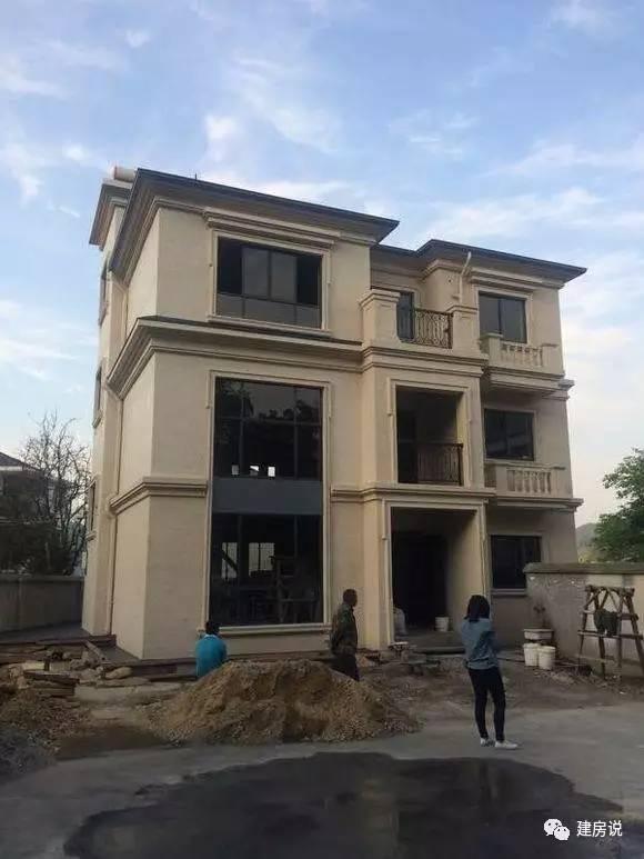 不到50萬(wàn)建的三層農(nóng)村別墅，真石漆外墻提高了檔次