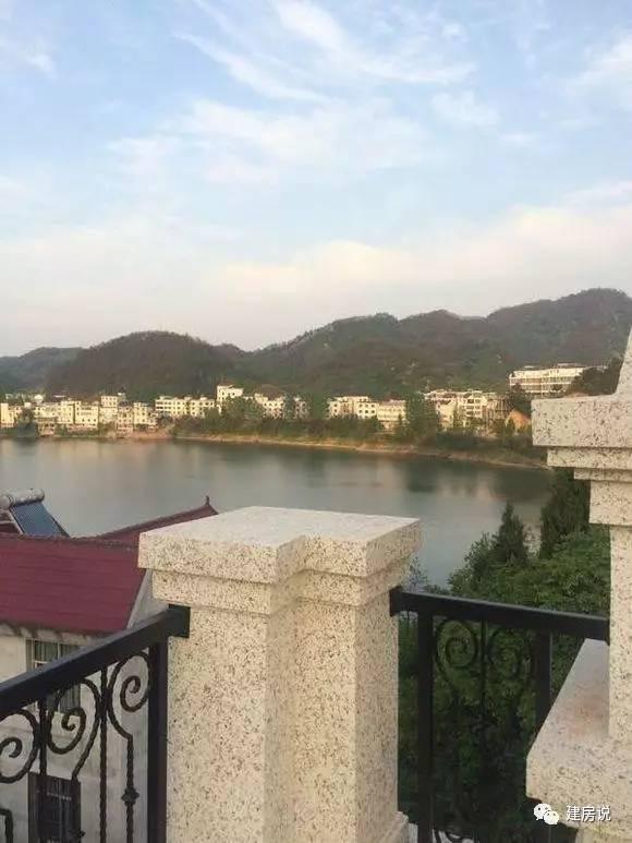 不到50萬(wàn)建的三層農(nóng)村別墅，真石漆外墻提高了檔次