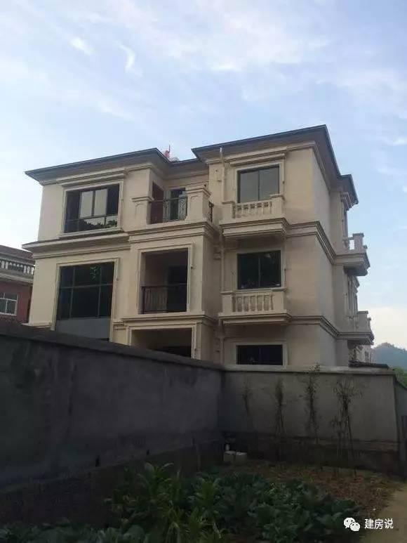不到50萬(wàn)建的三層農(nóng)村別墅，真石漆外墻提高了檔次
