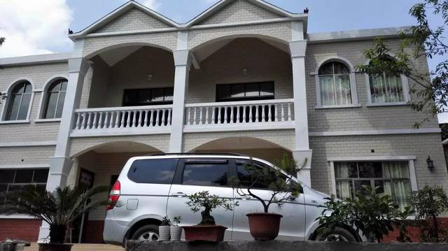 貴州農(nóng)村兄弟10萬建雙拼自建房，和別墅有的一比