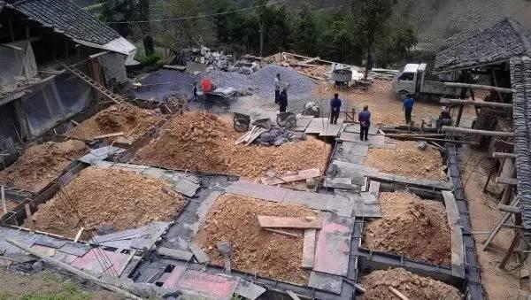 貴州農(nóng)村兄弟10萬建雙拼自建房，和別墅有的一比