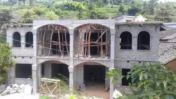 貴州農(nóng)村兄弟10萬建雙拼自建房，和別墅有的一比
