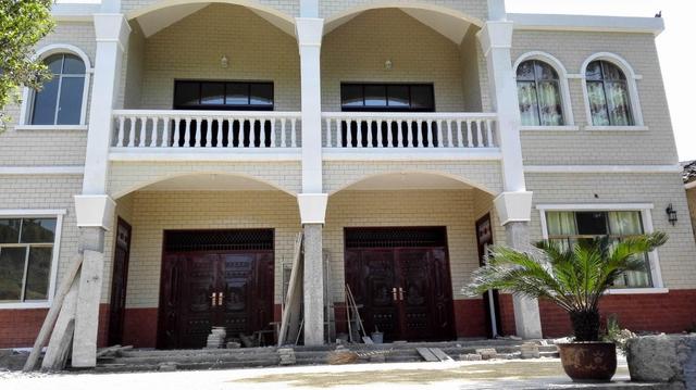 貴州農(nóng)村兄弟10萬建雙拼自建房，和別墅有的一比