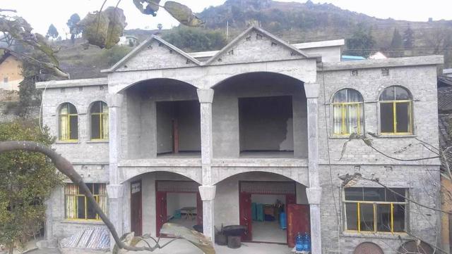 貴州農(nóng)村兄弟10萬建雙拼自建房，和別墅有的一比