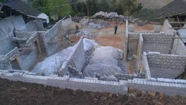 貴州農(nóng)村兄弟10萬建雙拼自建房，和別墅有的一比