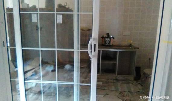 女漢子大年三十不看春晚籌劃建房，有壁爐、露臺(tái)和薔薇花墻