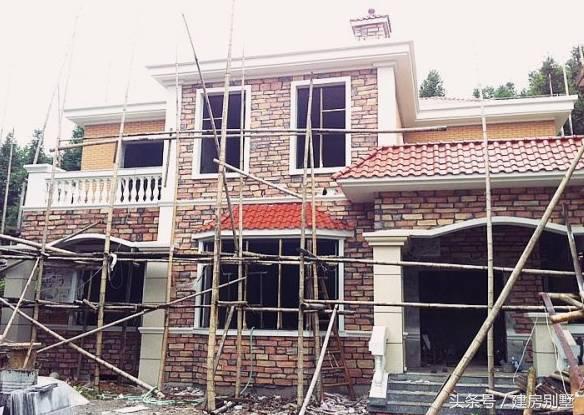 女漢子大年三十不看春晚籌劃建房，有壁爐、露臺(tái)和薔薇花墻