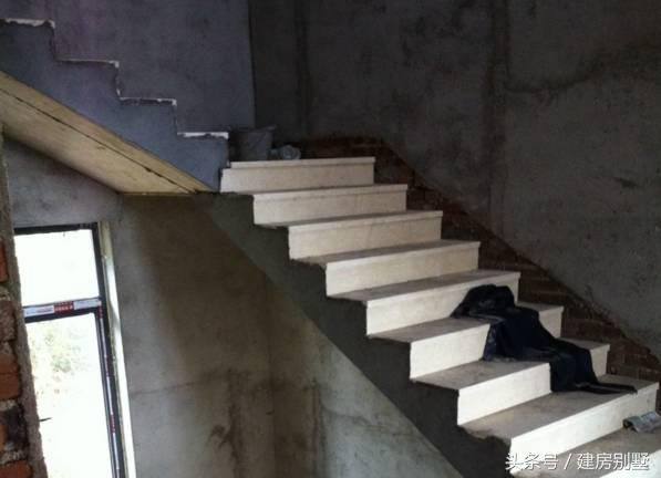 女漢子大年三十不看春晚籌劃建房，有壁爐、露臺(tái)和薔薇花墻