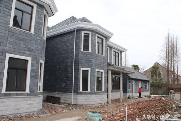 上海兄妹自建兩棟農(nóng)村別墅，父母住在一層小平房，合適嗎？