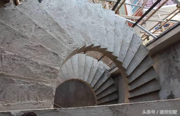 上海兄妹自建兩棟農(nóng)村別墅，父母住在一層小平房，合適嗎？