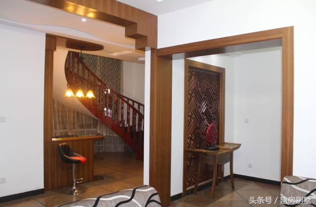 上海兄妹自建兩棟農(nóng)村別墅，父母住在一層小平房，合適嗎？