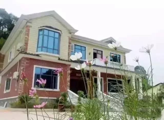 湖南農(nóng)村小伙50萬自建2層小別墅，孝敬他的爸媽，鄰居都很羨慕