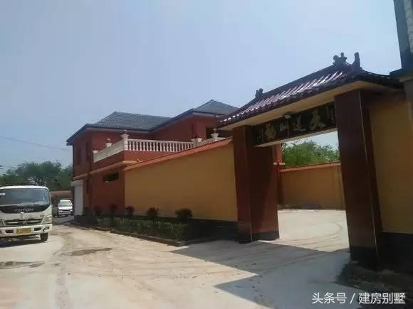 河北兄弟自建兩層聯(lián)排住宅，外觀氣勢(shì)仿若“故宮”