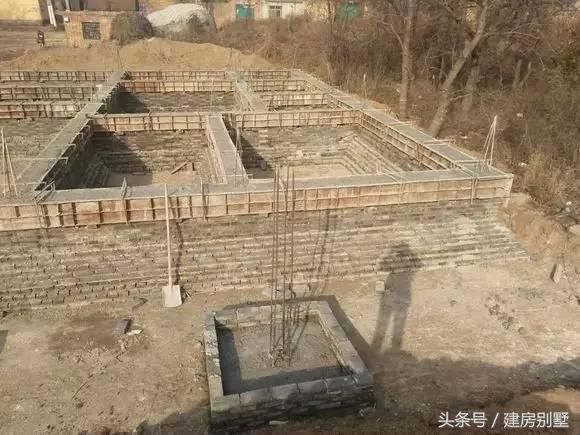 河北兄弟自建兩層聯(lián)排住宅，外觀氣勢(shì)仿若“故宮”