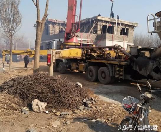 河北兄弟自建兩層聯(lián)排住宅，外觀氣勢(shì)仿若“故宮”