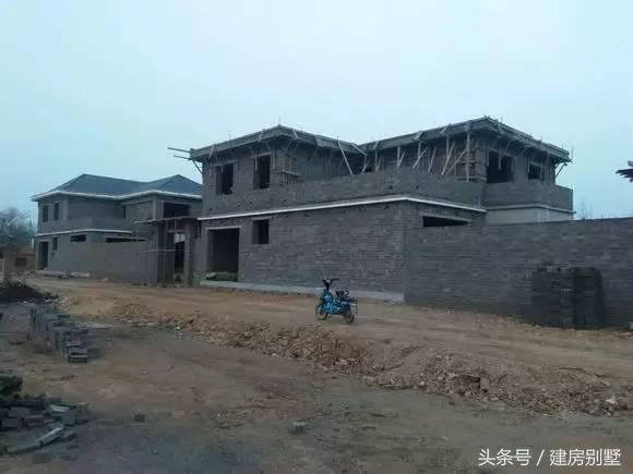 河北兄弟自建兩層聯(lián)排住宅，外觀氣勢(shì)仿若“故宮”