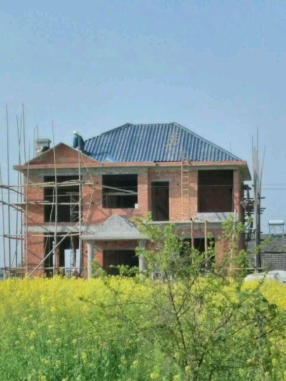 小伙花50萬為父母建別墅養(yǎng)老，卻被網(wǎng)友噴慘了