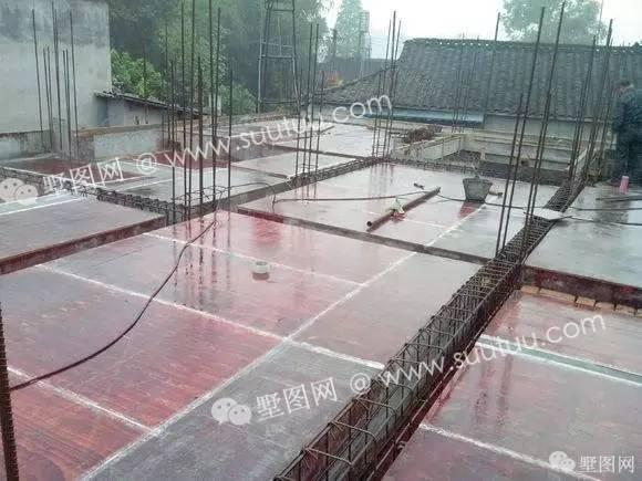 紅白搭配新農(nóng)村三層大別墅，即精致又美觀好看極了！