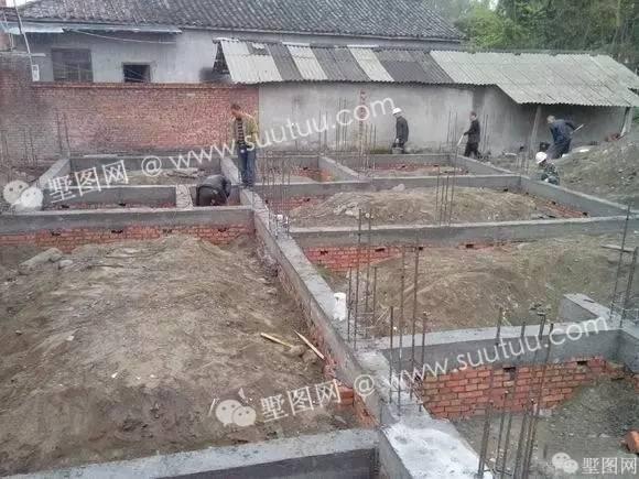 紅白搭配新農(nóng)村三層大別墅，即精致又美觀好看極了！