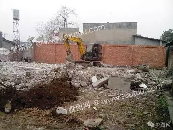 紅白搭配新農(nóng)村三層大別墅，即精致又美觀好看極了！