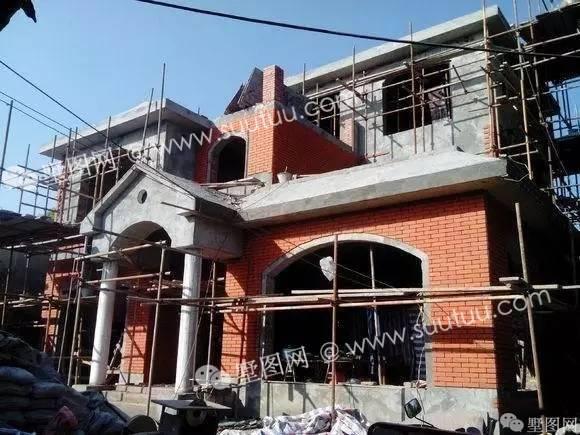 紅白搭配新農(nóng)村三層大別墅，即精致又美觀好看極了！