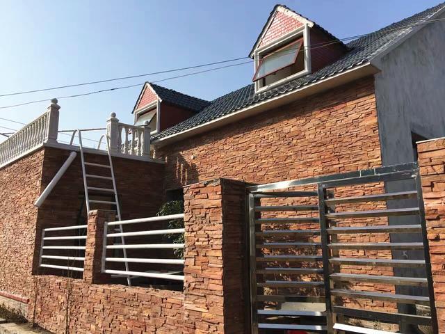 誰說一層自建房不好看，看看這款一層帶閣樓小別墅，洋氣又大方！