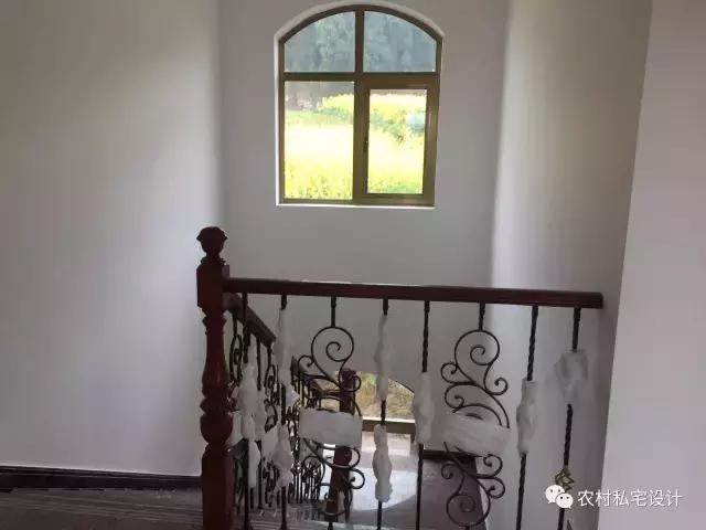 網(wǎng)友曬50萬農(nóng)村別墅，依山傍水還有花田半畝，鄰居嫉妒到不行