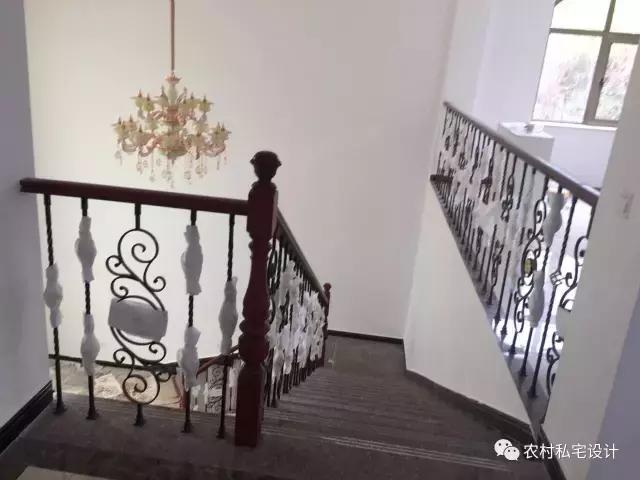 網(wǎng)友曬50萬農(nóng)村別墅，依山傍水還有花田半畝，鄰居嫉妒到不行