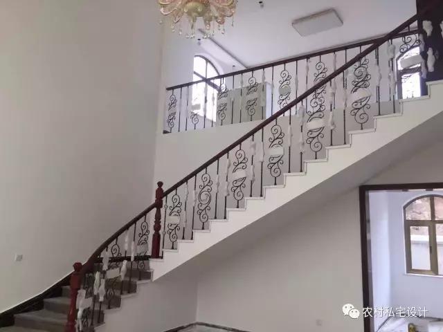 網(wǎng)友曬50萬農(nóng)村別墅，依山傍水還有花田半畝，鄰居嫉妒到不行