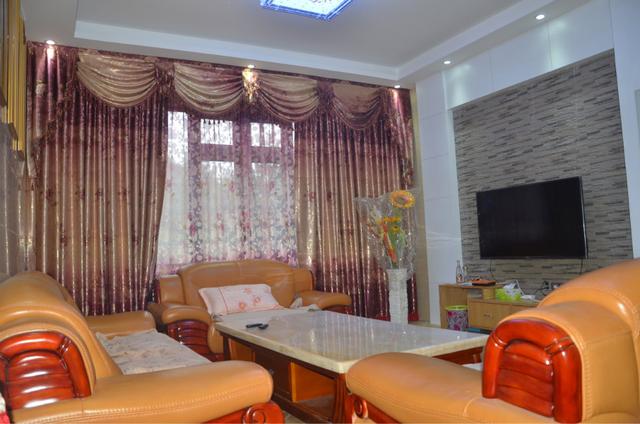 本套小別墅建成后，全村男女老少都來圍觀，主體30萬，貴嗎？