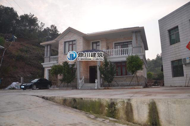 本套小別墅建成后，全村男女老少都來圍觀，主體30萬，貴嗎？