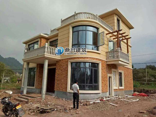 這款三層簡歐小別墅，都說建出來比效果圖好看，你們覺得呢？