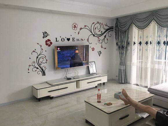 6萬簡單裝修的婚房，簡單美觀，可朋友都說墻上貼花太幼稚了，大家看看呢？