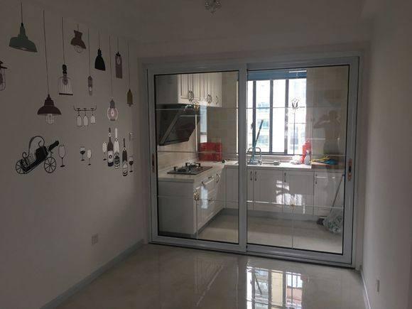 6萬簡單裝修的婚房，簡單美觀，可朋友都說墻上貼花太幼稚了，大家看看呢？