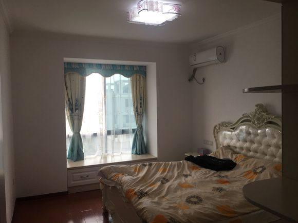 6萬簡單裝修的婚房，簡單美觀，可朋友都說墻上貼花太幼稚了，大家看看呢？