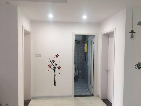 6萬簡單裝修的婚房，簡單美觀，可朋友都說墻上貼花太幼稚了，大家看看呢？