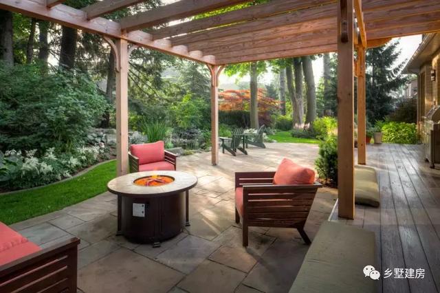 農(nóng)村二層別墅圖主體造價(jià)僅需29萬(wàn)左右，帶車(chē)庫(kù)、露臺(tái)，配超大庭院，既實(shí)用又美觀(guān)！