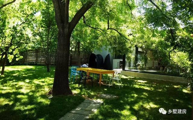 農(nóng)村二層別墅圖主體造價(jià)僅需29萬(wàn)左右，帶車(chē)庫(kù)、露臺(tái)，配超大庭院，既實(shí)用又美觀(guān)！