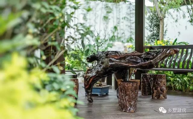 農(nóng)村二層別墅圖主體造價(jià)僅需29萬(wàn)左右，帶車(chē)庫(kù)、露臺(tái)，配超大庭院，既實(shí)用又美觀(guān)！