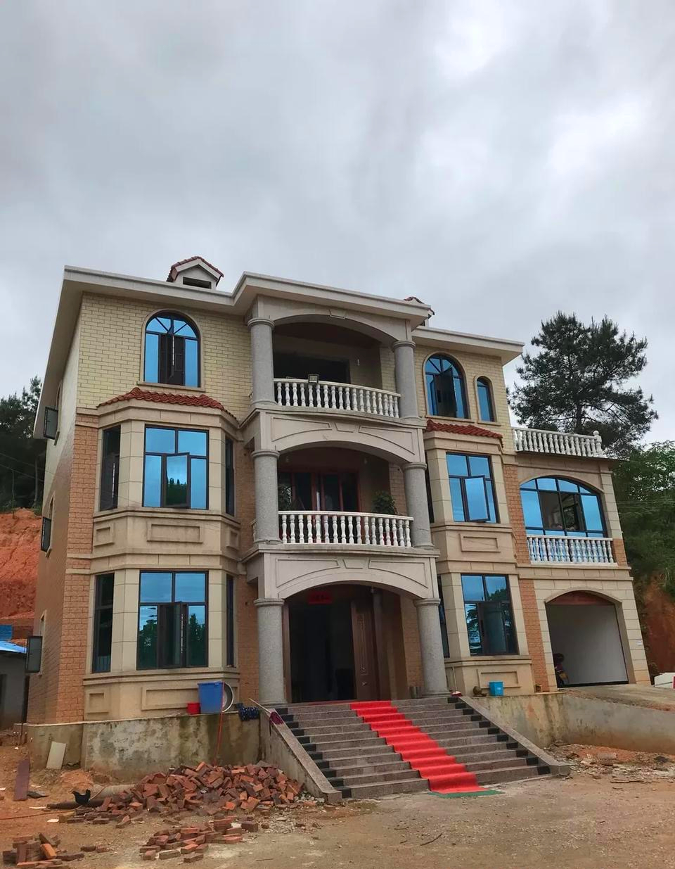 3款【漂亮三層別墅圖片大全】預(yù)算25萬起，第2款老少皆愛！