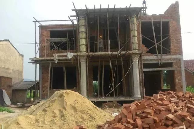 農(nóng)村自建房羅馬柱怎么做？GRC水泥預(yù)制、模板現(xiàn)澆羅馬柱
