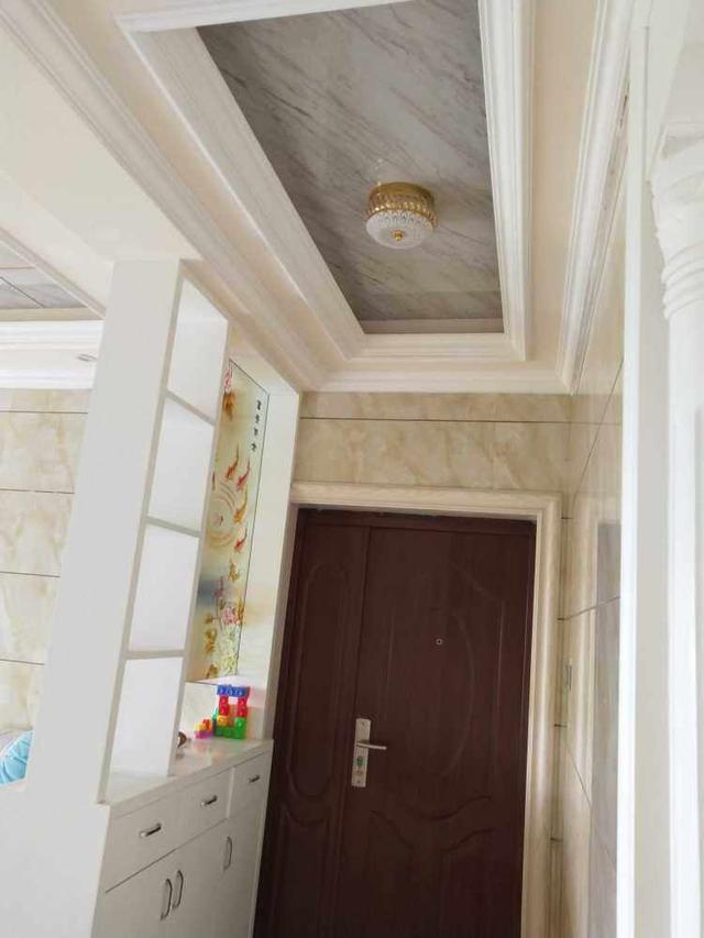 120平新房裝修花費(fèi)了22萬(wàn)，客餐廳全瓷磚上墻，整體是簡(jiǎn)潔明亮很耐看！