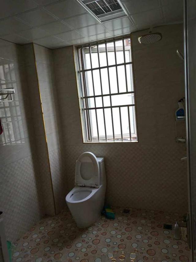 120平新房裝修花費(fèi)了22萬(wàn)，客餐廳全瓷磚上墻，整體是簡(jiǎn)潔明亮很耐看！