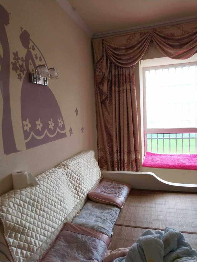 120平新房裝修花費(fèi)了22萬(wàn)，客餐廳全瓷磚上墻，整體是簡(jiǎn)潔明亮很耐看！