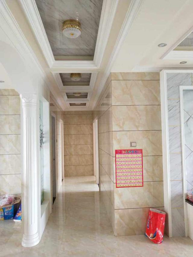 120平新房裝修花費(fèi)了22萬(wàn)，客餐廳全瓷磚上墻，整體是簡(jiǎn)潔明亮很耐看！